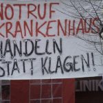 Überlastung im Krankenhaus: Hamburger Pflegepersonal setzt Notruf ab Pfleger*innen halten Mahnwache vor dem AK St.Georg. Foto: Mali-Janice Paede.