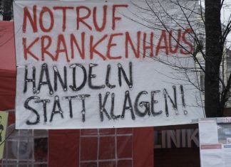 Überlastung im Krankenhaus: Hamburger Pflegepersonal setzt Notruf ab Pfleger*innen halten Mahnwache vor dem AK St.Georg. Foto: Mali-Janice Paede.