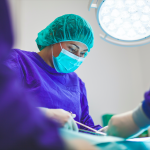 Pflegekräfte arbeiten mehr und haben Angst vor Ansteckung Pflegende in der Corona-Pandemie. Foto: Unsplash.