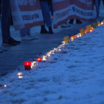 Seebrücke fordert: Aufnahme statt Abschottung Mahnwache vor dem Jungfernstieg. Foto: Maja Adresen
