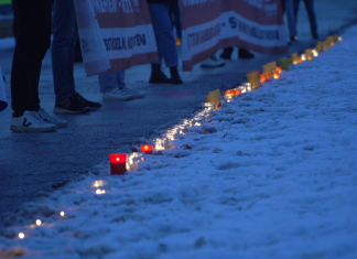 Seebrücke fordert: Aufnahme statt Abschottung Mahnwache vor dem Jungfernstieg. Foto: Maja Adresen