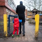 Ab Montag in Kitas nur noch Notbetreuung Ein Vater begleitet sein Kind auf das Gelände einer Kita.