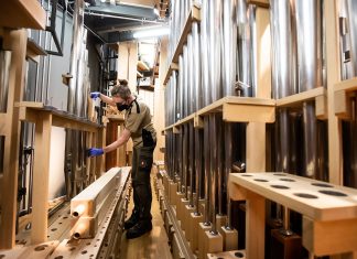 Elbphilharmonie: 4765 Orgelpfeifen werden blitzblank geputzt Jede einzelne Pfeife der Orgel wird in der Elbphilharmonie akribisch gereinigt. Foto: dpa/Christian Charisius