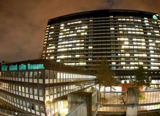 Pflegekräfte kämpfen für bessere Arbeitsumstände Projektion-Montage-Asklepios-Mali Paede