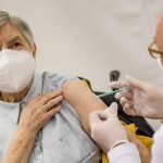 Erste Hamburger*innen erhalten Corona-Folgeimpfung Die erste Hamburgerin erhält die Corona-Folgeimpfung.