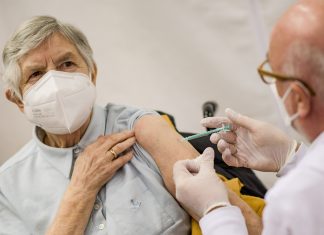 Erste Hamburger*innen erhalten Corona-Folgeimpfung Die erste Hamburgerin erhält die Corona-Folgeimpfung.