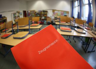 Erstes Halbjahr im Klassenzimmer: nur befriedigend Eine Zeugnismappe ist in einem leeren Klassenraum einer Grundschule zu sehen.