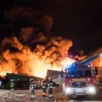 Lagerhallenbrand in Wilhelmsburg: Feuerwehr kämpft weiter Brand