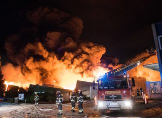 Lagerhallenbrand in Wilhelmsburg: Feuerwehr kämpft weiter Brand