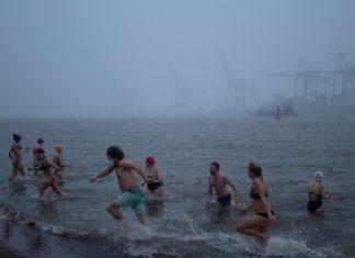 Eis, Eis, Baden – Frieren für den guten Zweck Eisbademeisters, Eisbaden für den guten Zweck. Foto: Marie Filine Abel