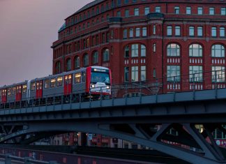 U3 wird schon ab Donnerstag gesperrt U3 auf dem Weg zum Rödingsmarkt