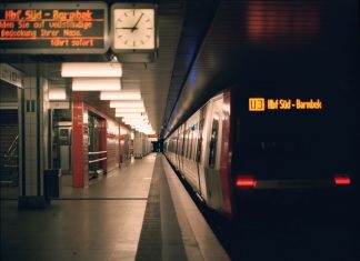 Fotostrecke: Durch die Nacht mit der U3 Montagabends ist es meistens leerer und ruhiger an der U-Bahnhöfen der Stadt. Die U3 fährt im Kreis. Foto: Jonathan Schanz