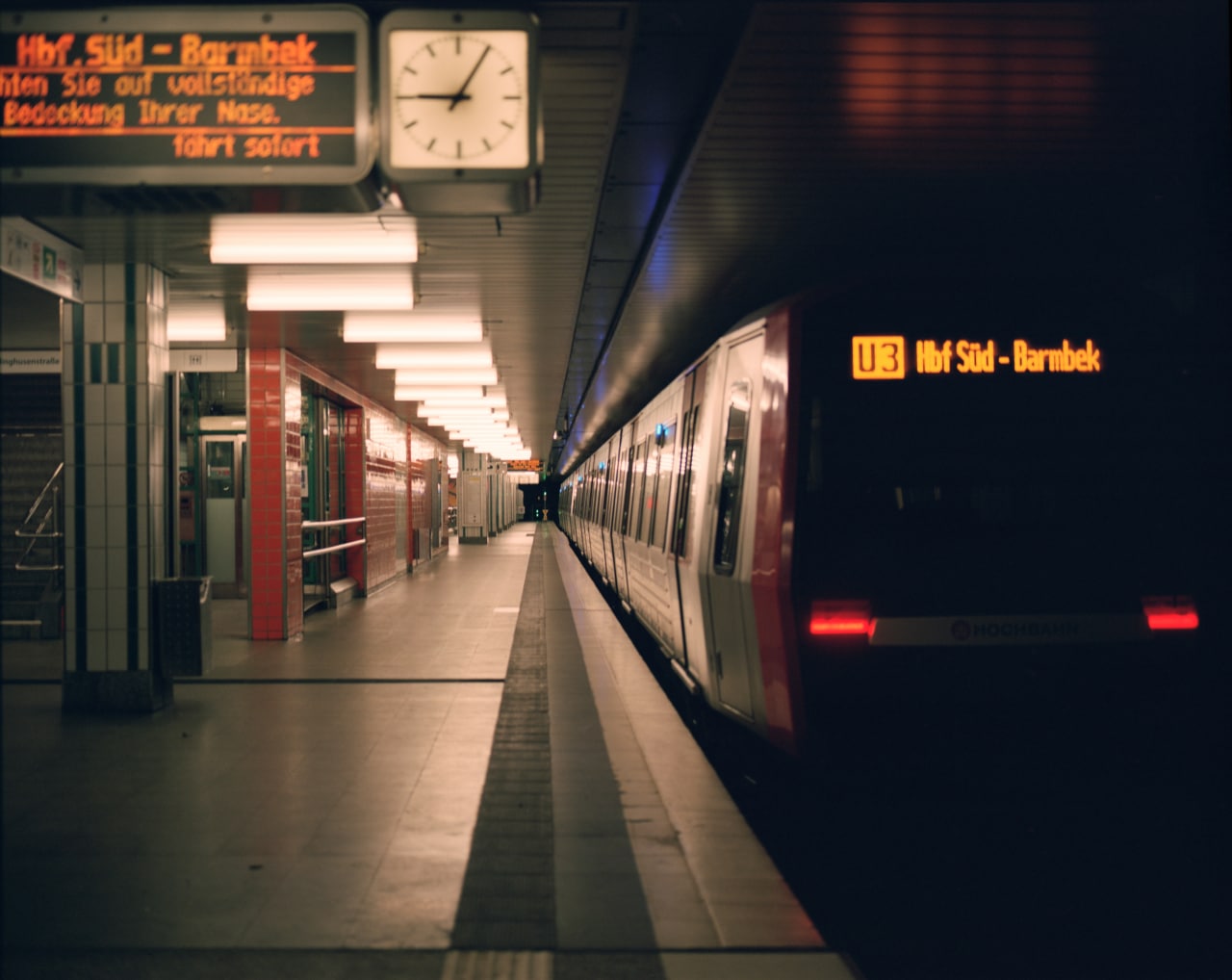 Montagabends ist es meistens leerer und ruhiger an der U-Bahnhöfen der Stadt. Die U3 fährt im Kreis. Foto: Jonathan Schanz