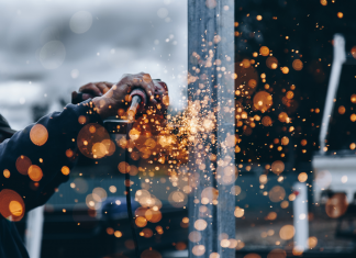 Norddeutsche Metallindustrie: Mindestens 4.000 Jobs bedroht Metallarbeiter