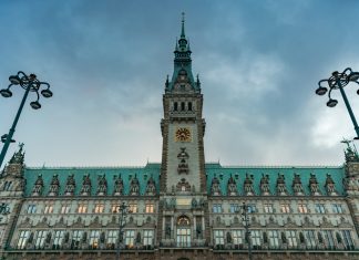 Corona-Maßnahmen um drei Wochen verlängert Hamburger Rathaus