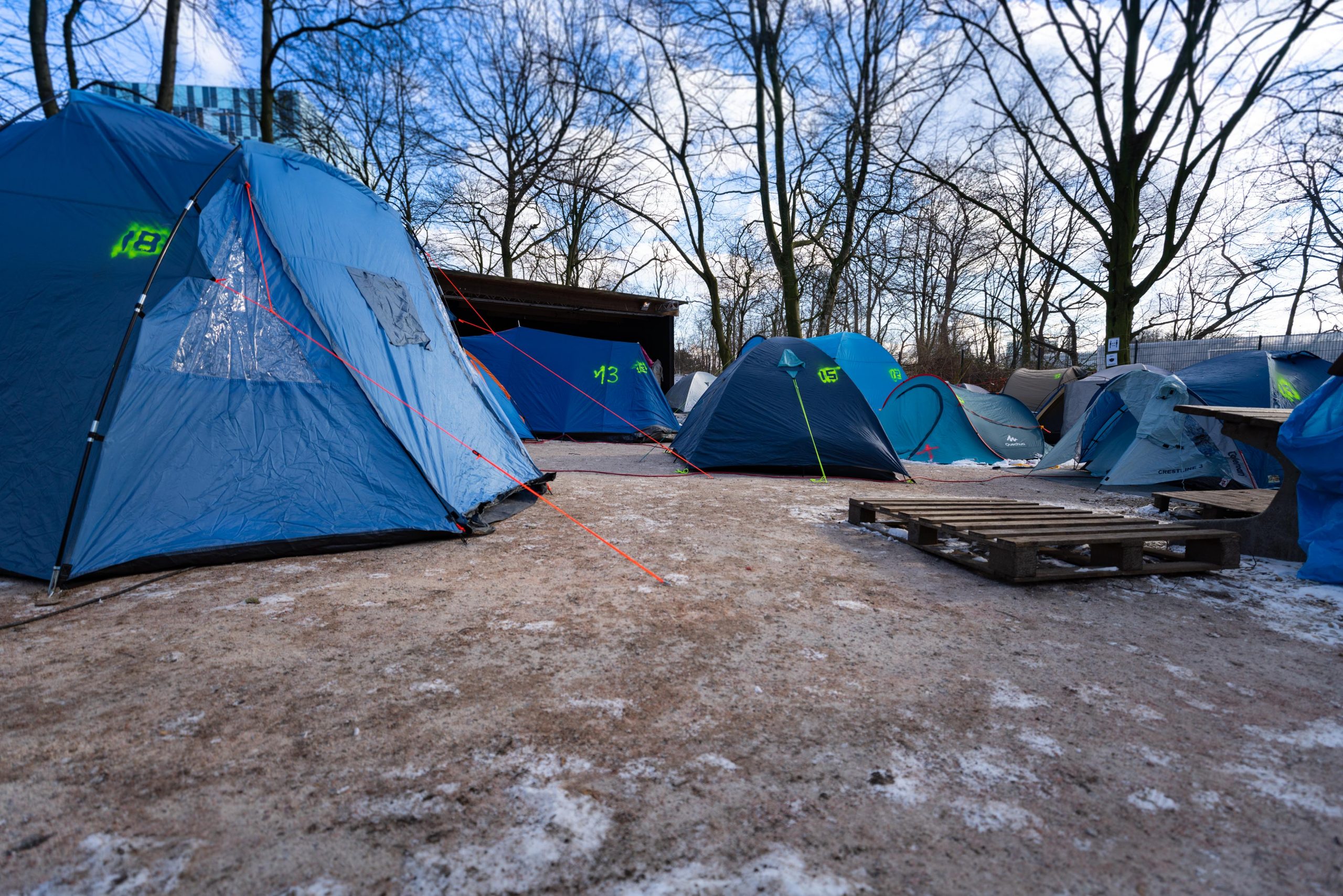 18 Zelte im Außenbereich des "Schrødingers" bieten Obdachlosen Schutz vor der Kälte in Hamburg, Foto: Jonathan Schanz