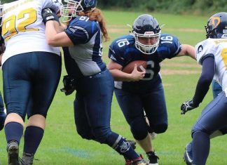 Hamburg Blue Devilyns: Teuflisch gut! American Football Team Hamburg Blue Devylins Die schweren Frauen machen den Weg frei: Beim American Football finden alle eine geegnete Position. Foto: Christian Fenneberg
