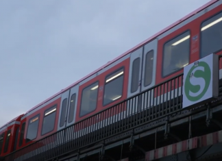 S-Bahn 2020: Ziemlich leer, aber dafür fast immer pünktlich S-Bahn fährt über eine Brücke am Telemichel vorbei