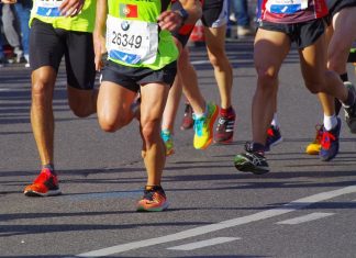 Marathon für Olympia-Quali im April Menschen laufen auf einer Straße einen Marathon