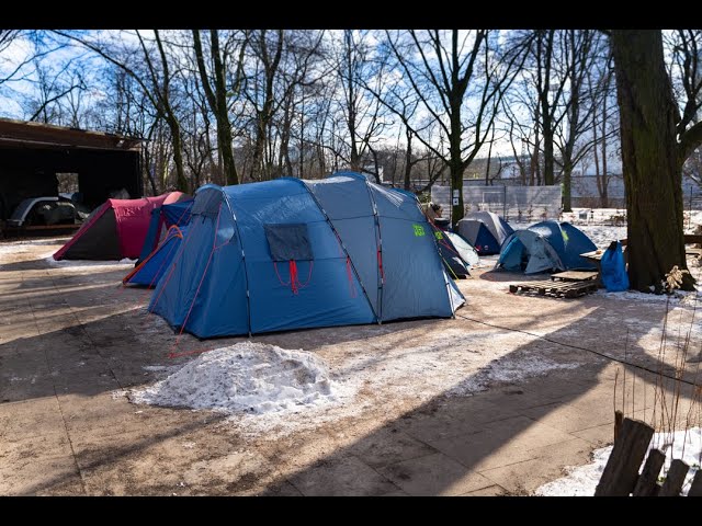 18 Zelte im Außenbereich des "Schrødingers" bieten Obdachlosen Schutz vor der Kälte in Hamburg, Foto: Jonathan Schanz