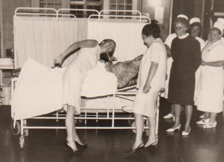 Studieren, wo Helmut Schmidt geboren wurde Mit dem Holzhörrohr wurde bis in die 50er Jahre der Bauch von Schwangeren abgehört.