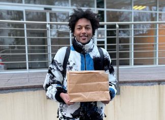 Pakete packen für bedürftige Studierende