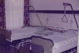 Eindrücke aus der Frauenklinik Finkenau: Zimmer mit zwei Betten für Mütter und Beistellbetten für zwei Säuglinge.