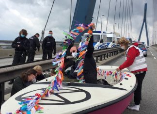 Köhlbrandbrücke mit Boot blockiert Aktivist:innen der Gruppe Extinction Rebellion blockieren mit einem Boot die Hamburger Köhlbrandbrücke