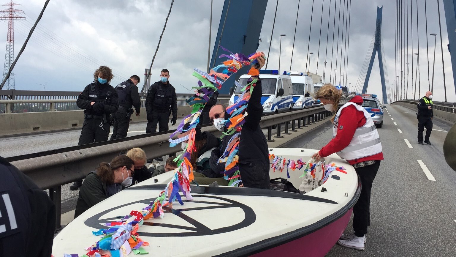 Aktivist:innen der Gruppe Extinction Rebellion blockieren mit einem Boot die Hamburger Köhlbrandbrücke