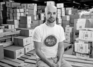 “Auf die kleinen Dinge kommt es an” Ehrenamt: Kai Weise von Hanseatic Help hilft freiwillig Kai Weise Hanseatic Help Geflüchtete Kleiderspenden