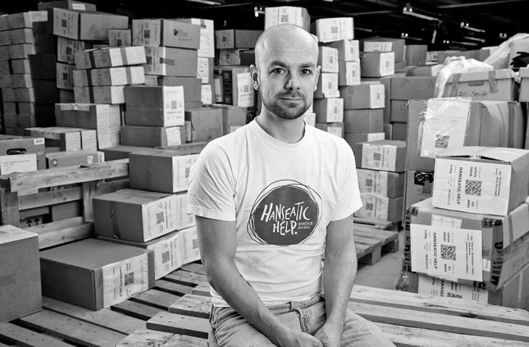 “Auf die kleinen Dinge kommt es an” Ehrenamt: Kai Weise von Hanseatic Help hilft freiwillig Kai Weise Hanseatic Help Geflüchtete Kleiderspenden