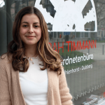 „Ich habe früh gemerkt, dass man viel bewegen kann“ Jungpolitikerin Sarah Timmann vor ihrem Abgeordnetenbüro