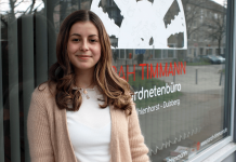 „Ich habe früh gemerkt, dass man viel bewegen kann“ Jungpolitikerin Sarah Timmann vor ihrem Abgeordnetenbüro