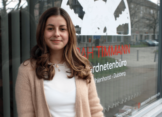 „Ich habe früh gemerkt, dass man viel bewegen kann“ Jungpolitikerin Sarah Timmann vor ihrem Abgeordnetenbüro