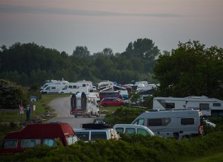 Sicherheitstipps der Polizei: Auf die Waage, bitte Operation Safe Holiday, Camper und Wohnmobile auf einem Campingplatz