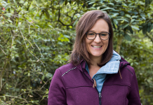 “Einfach mal machen!” Ein Portraitfoto von Cornelia Springer, die sich für mehr soziales Engagement von Studierenden einsetzt.