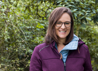 “Einfach mal machen!” Ein Portraitfoto von Cornelia Springer, die sich für mehr soziales Engagement von Studierenden einsetzt.
