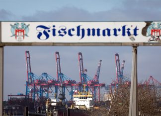 Hamburger Fischmarkt darf wieder öffnen Schriftzug Fischmarkt vor Hamburger Hafen