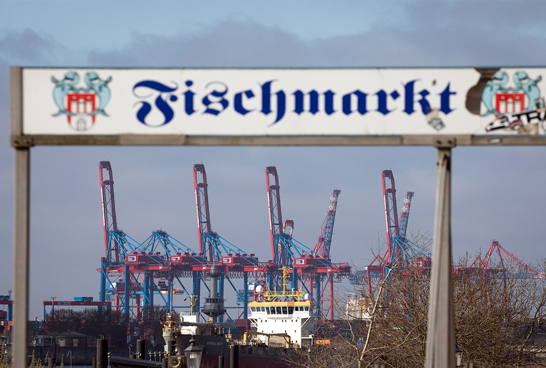 Schriftzug Fischmarkt vor Hamburger Hafen