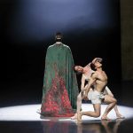 John Neumeiers “Hamlet” machte den Auftakt Drei Tänzer:innen auf der Bühne während der Fotoprobe für "Hamlet 21".