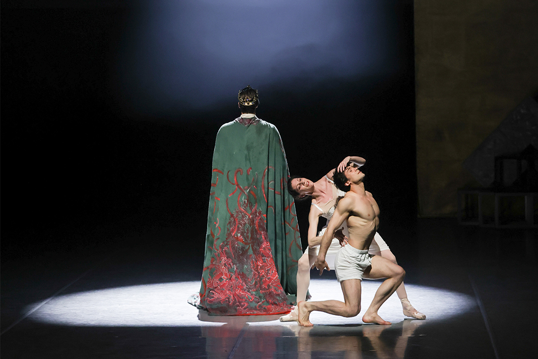 Drei Tänzer:innen auf der Bühne während der Fotoprobe für "Hamlet 21".