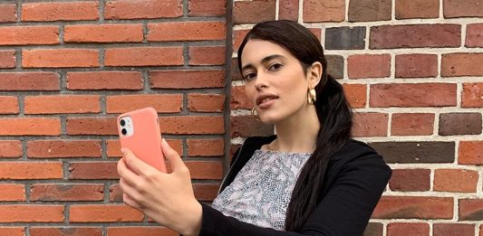 Transsexuellengesetz: Zwischen Bürokratie und Menschenwürde Hana Corrales vor Klinkerwand