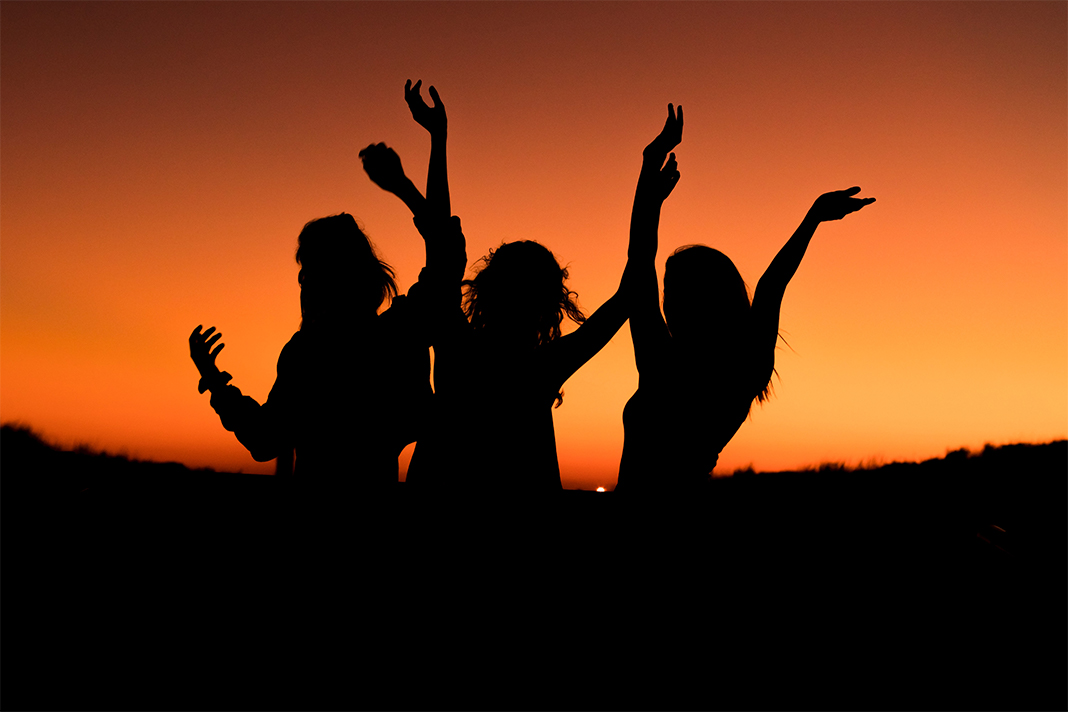 Drei Frauen Tanzen vor Sonnenuntergang