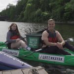 Wassersport und Mülltransport: So funktioniert Green Kayak FINK.HAMBURG-Redakteur:innen Melissa und Wyn in einem Green Kayak