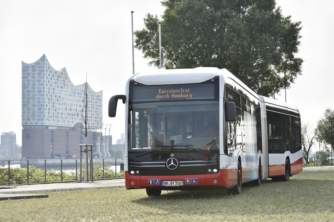 Hamburger Hochbahn AG und VHH stellen neue E-Gelenkbusse vor
