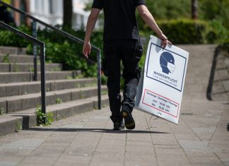 Hamburger Senat: Maskenpflicht im Freien entfällt weitgehend Maskenpflicht-Schilder werden abgehängt. | dpa