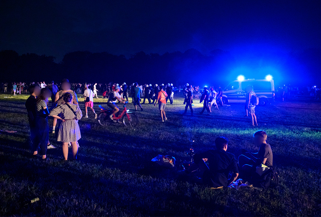 Hamburger Stadtpark in der Nacht mit vielen Menschen wird von der Polizei geräumt