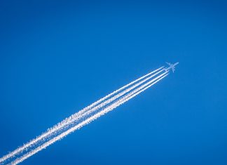 Hamburger Flughafen plant 105 Direktziele im Sommer Kondensstreifen vor blauem Himmel