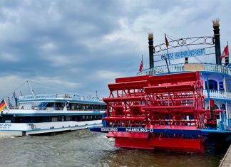 Hafenrundfahrt: “Eine Stunde, eine Runde” Zwei Schiffe für Hafenrundfahrten auf der Elbe