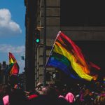 Hamburgs Verwaltung darf jetzt gendern Menge hält Regenbogenflagge hoch
